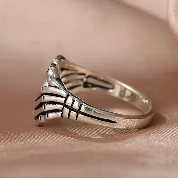 NIP Skeleton Hand Heart ring - Picture 2 of 3